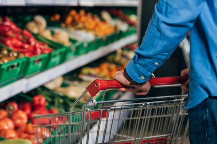 La regulación generó distorsiones severas en el comercio local, tales como subsidios cruzados, el traslado inevitable de costos hacia otros productos no regulados