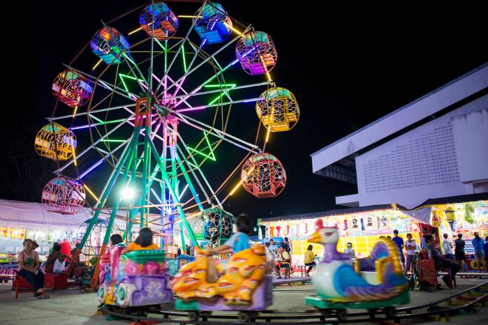 Mis aventuras en la feria vuelven el domingo. Con un buen tinto, observo la lotería: es el anuncio del locutor.