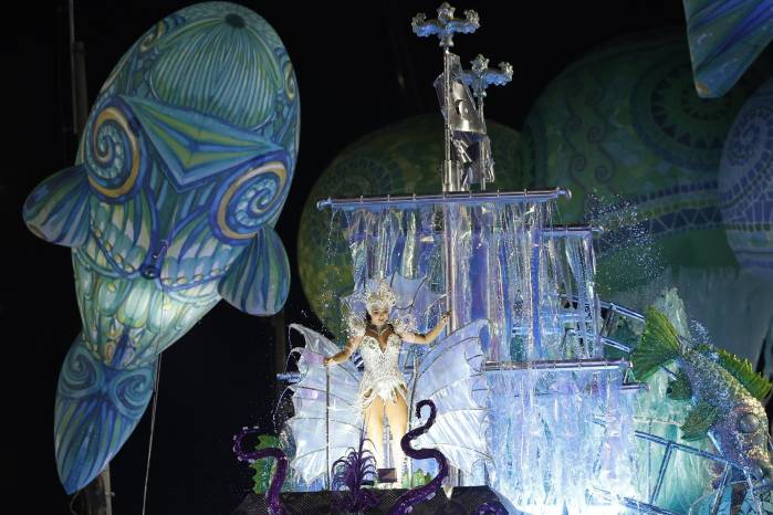 Fotografía de archivo que muestra una integrante de la escuela de samba Acadêmicos do Grande Rio, participando en la tercera jornada de desfiles en el Sambódromo Marquês de Sapucaí en Río de Janeiro.