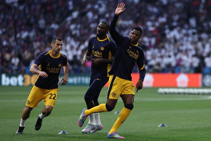 Henrikh Mkhitaryan (izq.), Marcus Thuram y Denzel Dumfries (d.) durante el calentamiento previo al partido frente al PSG.