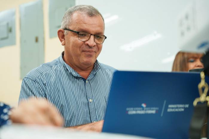 El profesor José Acevedo recibió una AI PC (computadoras con inteligencia artificial) marca Liby, procesador Intel Core Ultra i5 y Microsoft Copilot+ en la Región Educativa de Los Santos (Panamá).