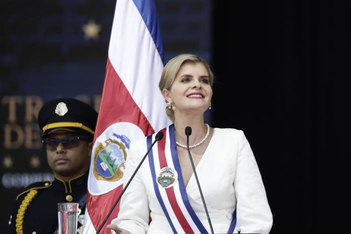 La presidenta electa de Costa Rica, Laura Fernández, habla en su ceremonia de investidura para el periodo 2026-2030, este viernes, en el Estadio Nacional de San José (Costa Rica).