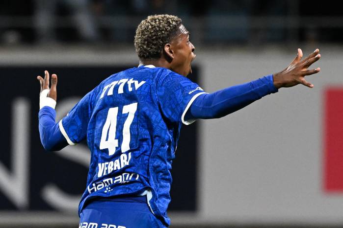 El delantero Josué Vergara celebrando su gol con el Gent.