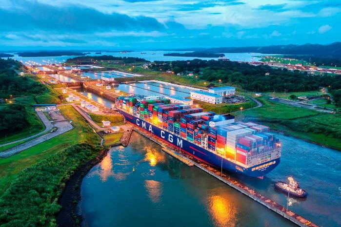 Imagen de un buque neopanamax transita por las esclusas ampliadas en 2016 del Canal de Panamá. Este sábado 15 de agosto, el Canal de Panamá conmemora 112 años de operación.