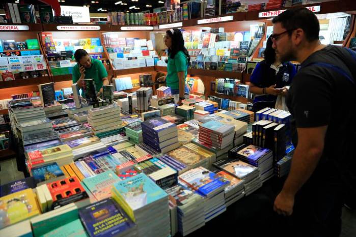 Asistentes a la Feria del Libro 2025.