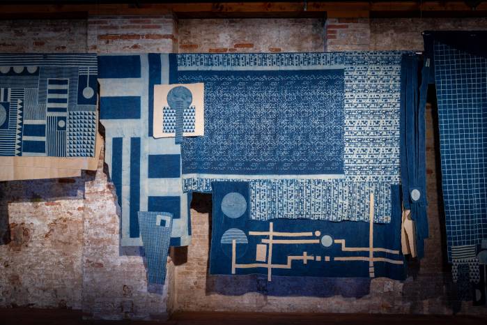 El ‘collage’ textil es uno de los medios de expresión del dúo artístico ‘Mensajeros del Sol’.