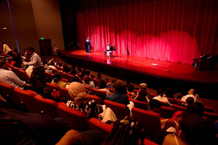 El Cacco tiene un auditorio equipado para 300 espectadores.