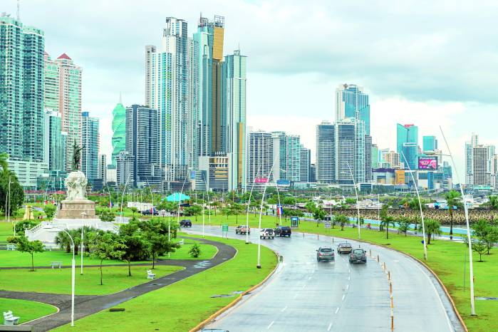 El Gobierno de Panamá mantiene una política de disciplina fiscal con sentido social, orientando la inversión hacia sectores prioritarios como salud, educación y protección social.