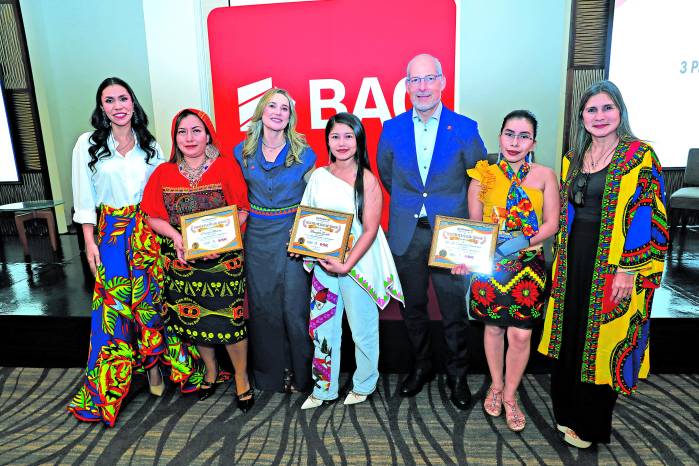 Otro grupo de graduandas acompañadas por la conferencista Mirelis Espinosa, la directora de Relaciones Corporativas y Sostenibilidad de BAC Panamá, Marta González, y el presidente ejecutivo de BAC Panamá, Ramón Chiari Brin.