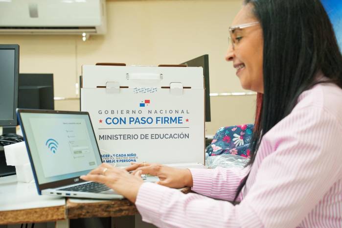 La profesora Magalys Romero recibió una AI PC (computadoras con inteligencia artificial) marca Liby, procesador Intel Core Ultra i5 y Microsoft Copilot+ en la Región Educativa de Los Santos (Panamá).
