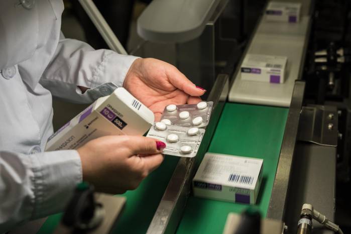 Especialistas destacan el impacto económico de los biosimilares en el mercado farmacéutico.