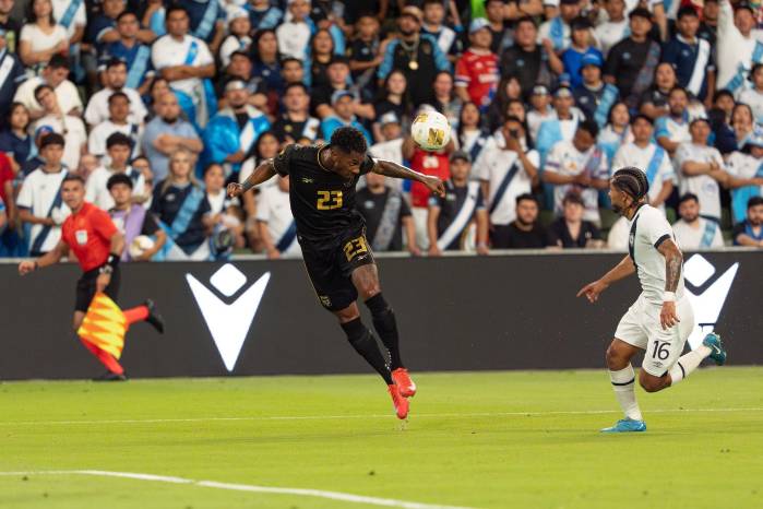 Michael Amir Murillo en la asistencia del gol que marca Tomás Rodríguez