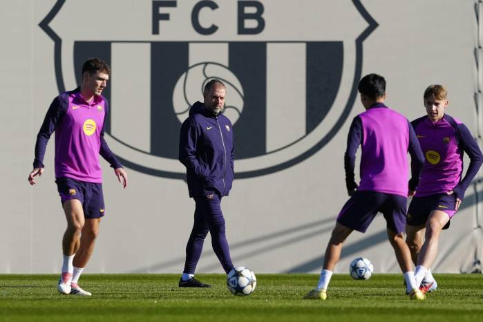 El entrenador del FC Barcelona Hansi Flick durante el entrenamiento.
