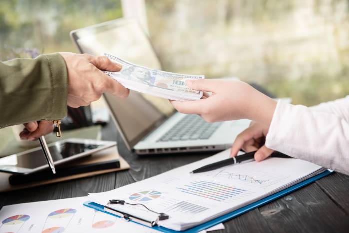 El sector de ventas lidera la demanda laboral con el 13.75% de los avisos publicados en el país.