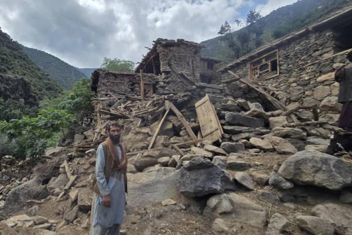 En un cementerio de la provincia de Kunar, un anciano observa seis tumbas recién cavadas para su familia, engullida por el terremoto.