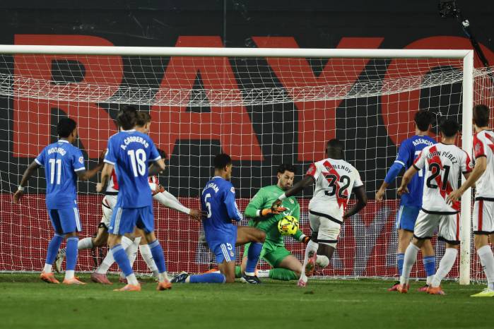 El portero argentino del Rayo Vallecano Augusto Batalla durante el partido contra el Real Madrid.