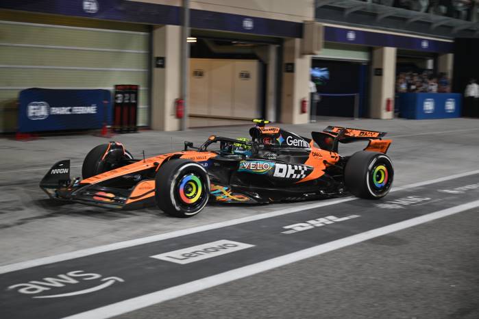 El piloto de McLaren Lando Norris hace un 'a pit stop' durante el GP de Abu Dabi, Emiratos Árabes.