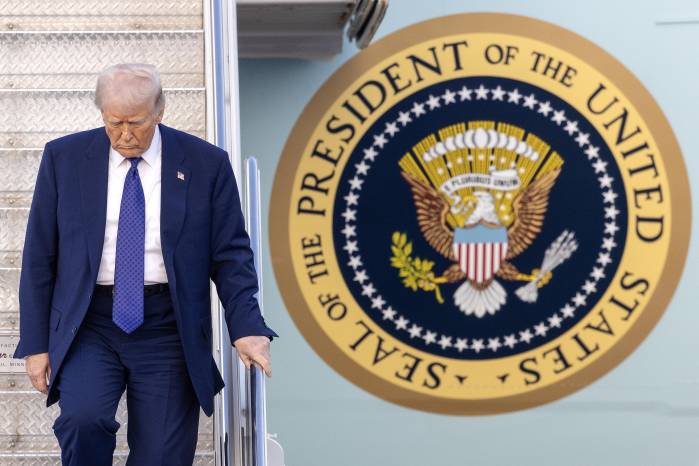 El presidente de Estados Unidos, Donald Trump, al desender del avión presidencial Air Force One, en West Palm Beach (Florida).
