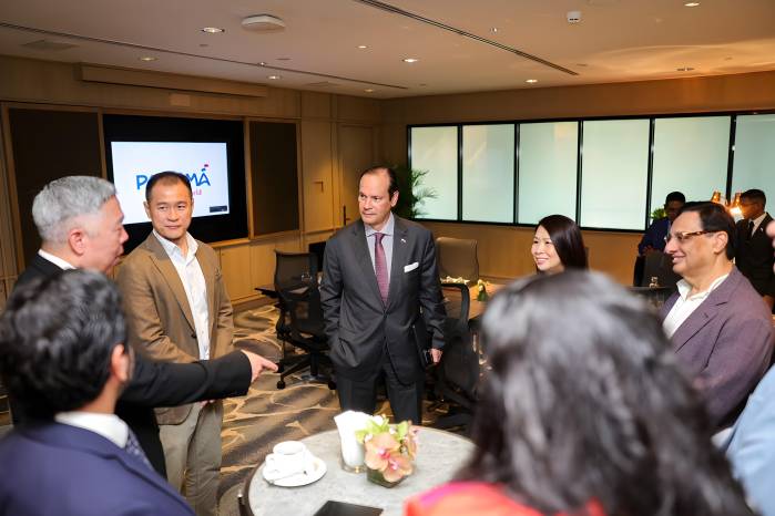 El canciller Javier Martínez-Acha durante su reunión con empresarios singapurenses este sábado.