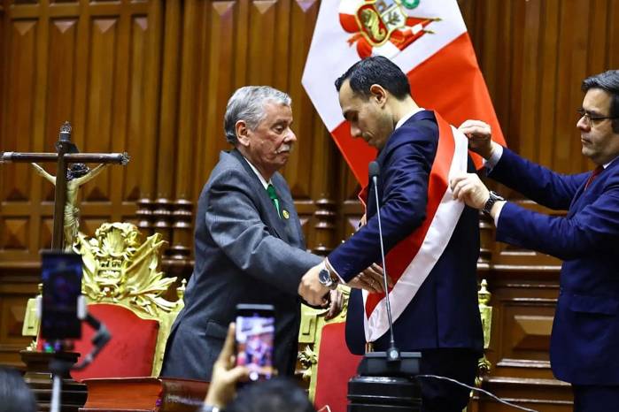 Jerí completará el mandato que ejercía Boluarte desde diciembre de 2022, cuando accedió al cargo por la destitución y encarcelamiento del expresidente Pedro Castillo.