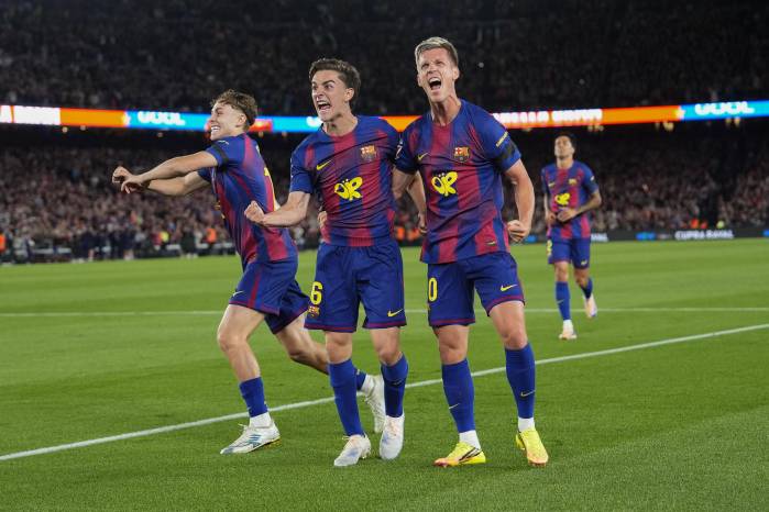 Los jugadores del FC Barcelona (i-d) Fermín López, Gavi y Dani Olmo celebran el segundo gol durante el encuentro correspondiente a la jornada 35 de LaLiga que FC Barcelona y Real Madrid disputan este domingo en el Camp Nou, en Barcelona.