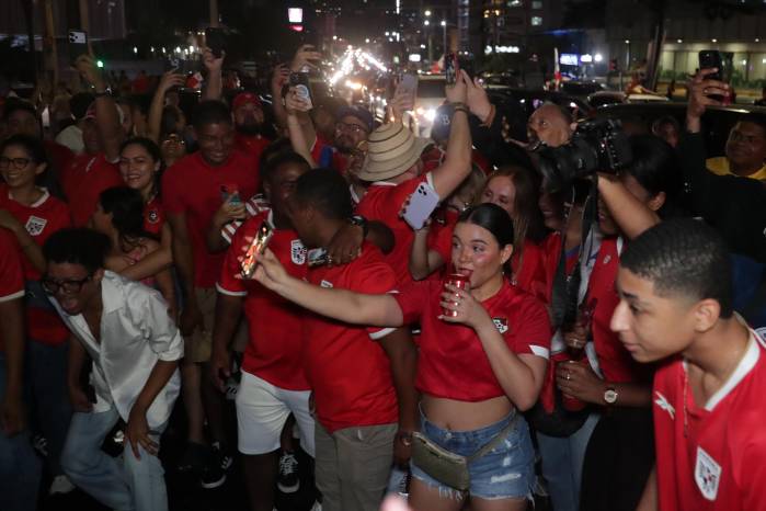 Aficionados de Panamá celebran la clasificación de la selección de su país al Mundial de 2026.