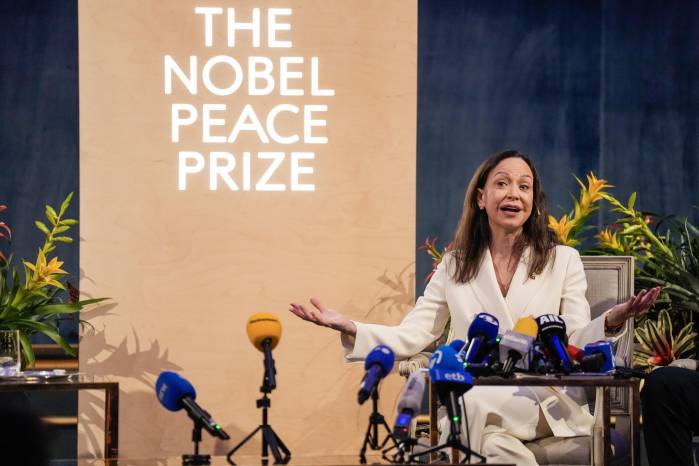 María Corina Machado ofrece una rueda de prensa tras recibir el premio Nobel de la Paz por su incansable labor en la promoción de los derechos democráticos del pueblo venezolano y por su lucha por lograr una transición justa y pacífica de la dictadura a la democracia, en Oslo, Noruega, el 11 de diciembre de 2025. EFE/ Heiko Junge