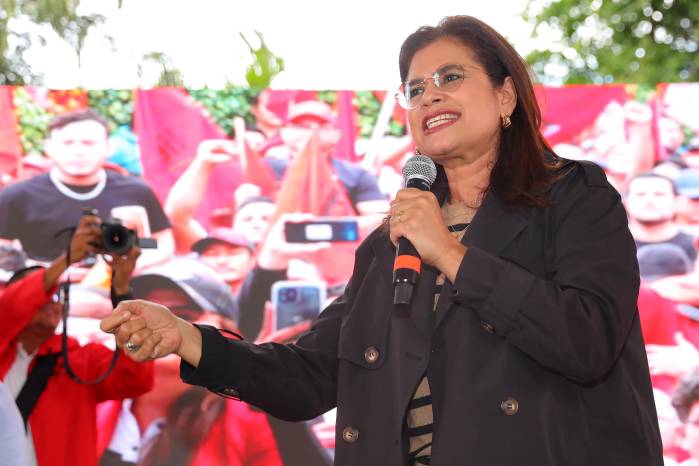 La candidata a la Presidencia de Honduras por el Partido Libertad y Refundación (Libre), Rixi Moncada, habla durante una manifestación convocada por la presidenta de Honduras, Xiomara Castro, este miércoles en la Casa Presidencial en Tegucigalpa (Honduras)