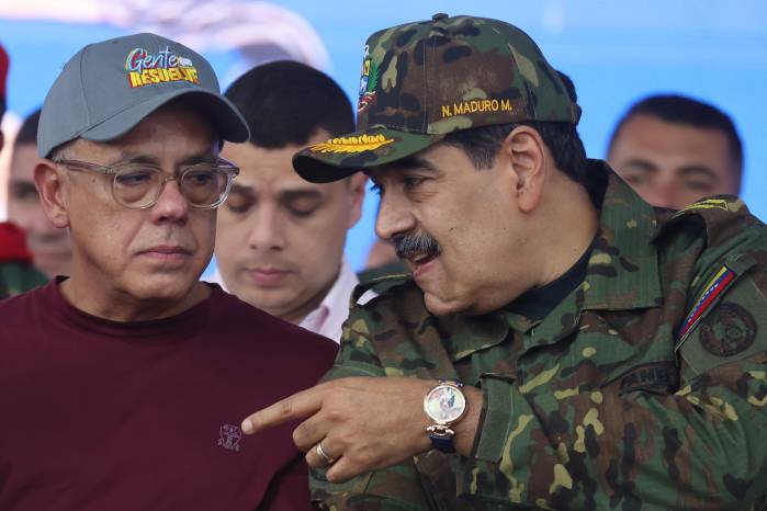 El presidente de Venezuela, Nicolás Maduro (d), habla con el presidente de la Asamblea Nacional (AN) Jorge Rodríguez.