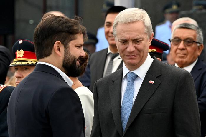 El presidente saliente de Chile, Gabriel Boric (izq.), y el presidente electo José Antonio Kast se saludan durante una ceremonia de cambio de mando del Ejército chileno en Santiago.