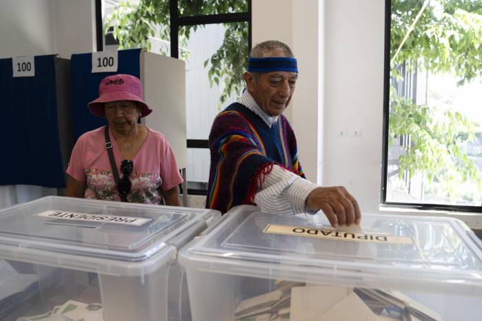 Una pareja de ciudadanos fue captada este domingo, 16 de noviembre, al votar en la elecciones generales de Chile, en un centro de votación de Valparaíso (Chile).