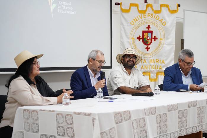 De izquierda a derecha: Emma Gómez, del Ministerio de Cultura; el docente Daniel Domínguez Z., de la Editorial La Antigua; Marino Jaén, docente de la USMA y el periodista y documentalista Fernando Martínez.