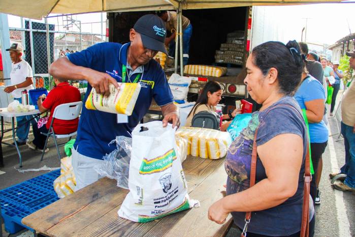 En la cancha municipal de Parita Cabecera, la regional del IMA en Herrera efectuó una agroferia.