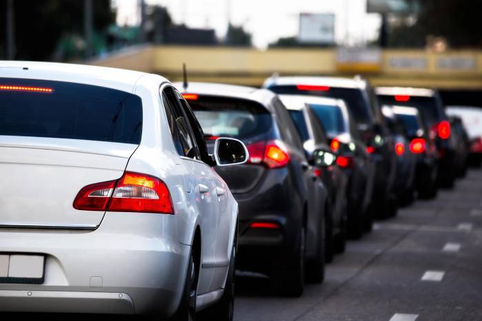 La Resolución No. OAL-51 del 29 de julio de 2025 reconoce el formato digital como válido para presentarlo ante las autoridades competentes, mientras que el Decreto Ejecutivo No. 640 de 2006 mantiene la obligación de portar la licencia de conducir física.
