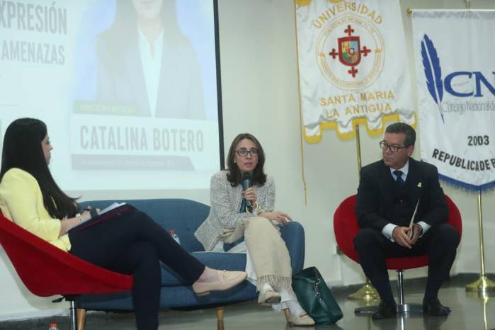 El conversatorio reunió a periodistas, académicos y estudiantes de la USMA.