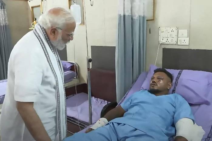 Esta captura de pantalla de un video tomado y publicado por el canal de YouTube de Narendra Modi el 13 de junio de 2025 muestra al Primer Ministro de la India, Narendra Modi (izq.), reunido con Vishwash Kumar Ramesh, único sobreviviente del accidente del vuelo 171 de Air India, en un hospital en Ahmedabad.