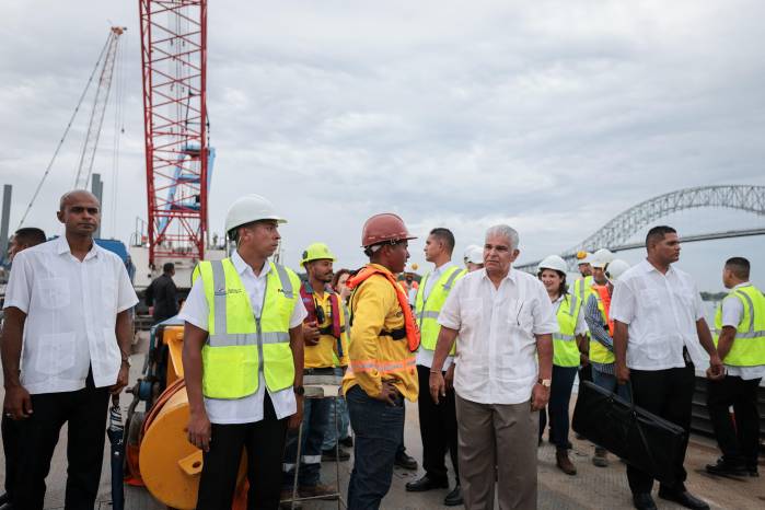 El presidente de la Repúlica, José Raúl Mulino, durante su gira en los trabajos de construcción del cuarto puente.