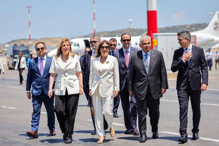 La agenda oficial continuará este martes con reuniones entre Mulino y las principales autoridades griegas.