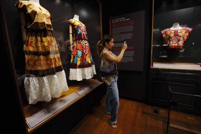 Una mujer observa objetos pertenecientes a la familia Kahlo durante el recorrido para medios en el 'Museo Casa Kahlo'.