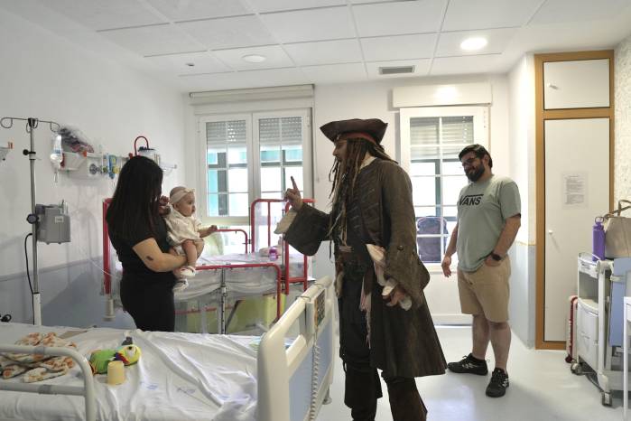 El actor Johnny Depp ha sorprendido con su visita a pacientes del hospital infantil en Madrid.