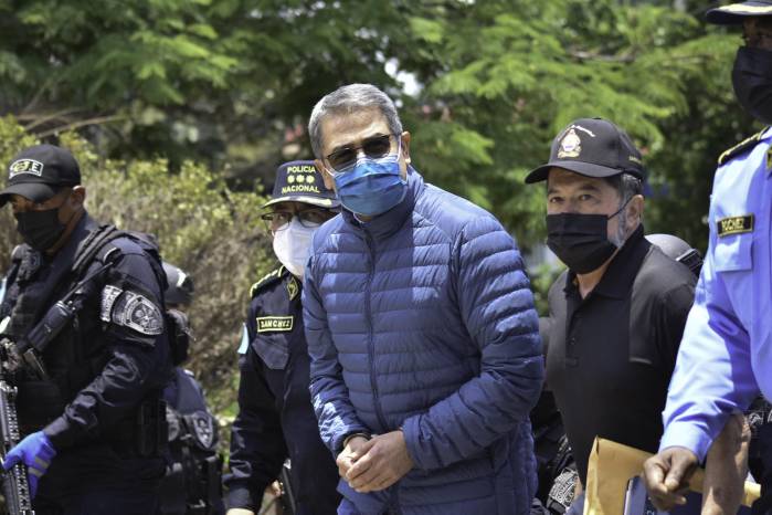 En su casa de Tegucigalpa, García, abogada como su esposo, agradece al presidente estadounidense por el indulto.