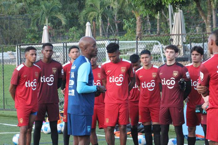 Jugadores de la selección de Panamá sub-20 previo a un entrenamiento.
