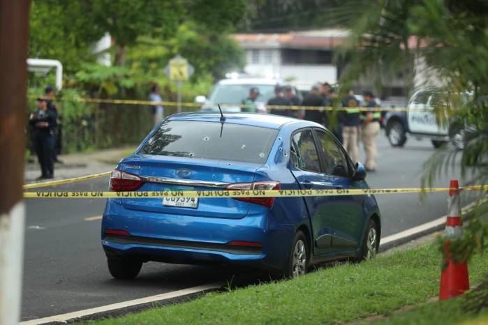 En el auto se encontraban la menor de 10 años, el padrastro y la madre. Esta última recibió cinco disparos en el pie.