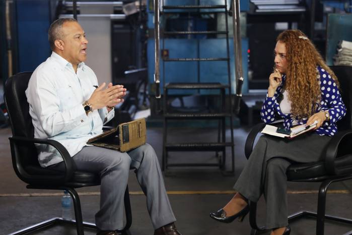 Oriel Ortega es entrevistado por la periodista Mary Triny Zea.