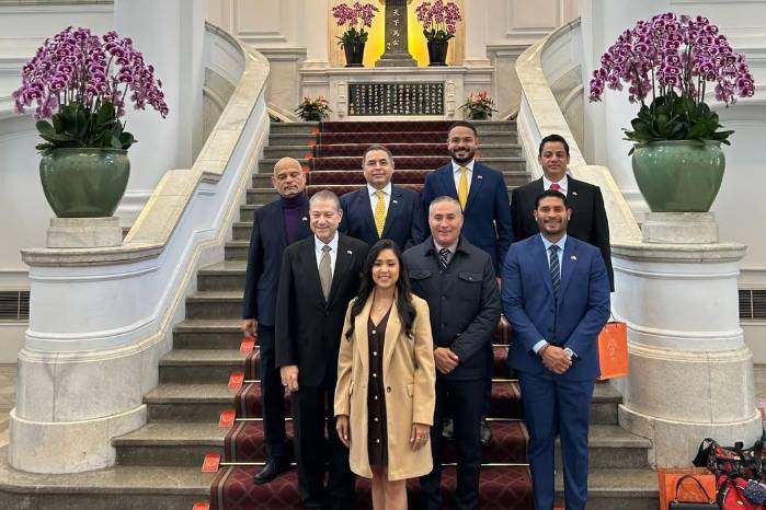 Ocho diputados realizan gira no oficial en Taiwán; Gobierno advierte posibles repercusiones.