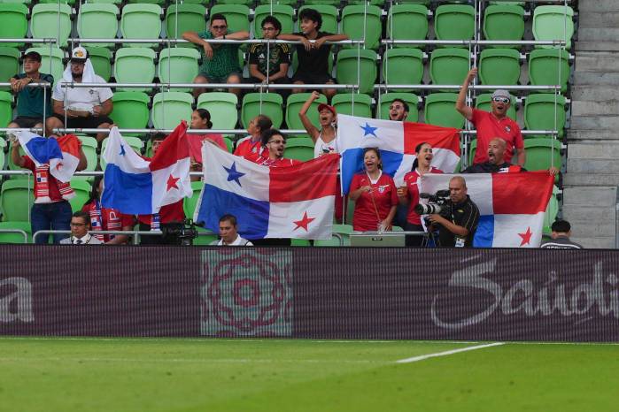 Fanáticos de la selección de Panamá apoyando al equipo en el Q2 Stadium en Austin, Texas.