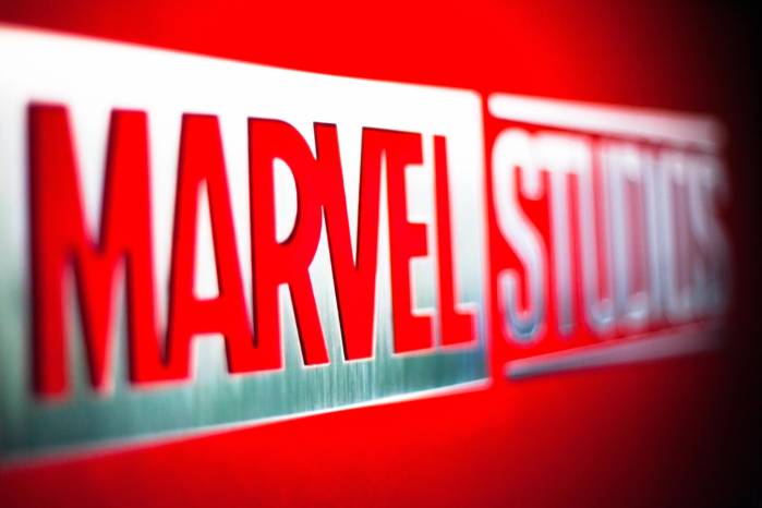 La jornada no se limitó al reino de Wakanda. Kevin Feige, presidente de Marvel Studios, sorprendió a la audiencia al invitar al escenario al actor Ryan Gosling y al cineasta Shawn Levy.
