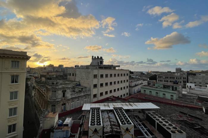 El corte, de acuerdo con AFP, comenzó a sentirse en la ciudad de La Habana al atardecer, poco antes de las 6:30 p.m. hora local.