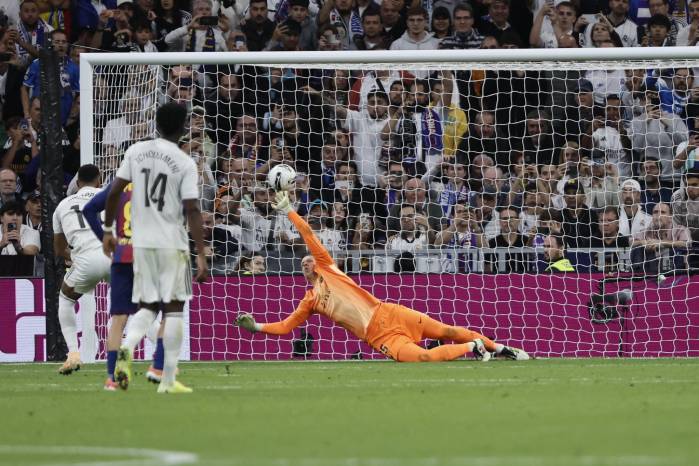 El delantero del Real Madrid Kylian Mbappé, tras lanzar el penalti parado por el portero del Barcelona Wojciech Szczesny.