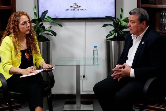 La periodista Mary Triny Zea entrevista a Samuel Vernaza en el estudio de ‘La Estrella de Panamá’.